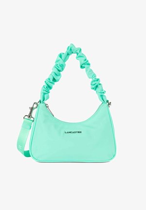 Borsa a tracolla verde menta con superficie sintetica liscia, tracolla arricciata e dettagli logo argentati. Presenta una chiusura con zip e una tracolla regolabile.