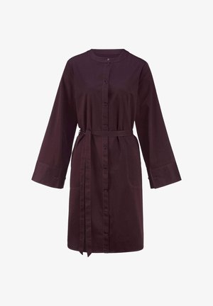 Donkerpaarse lange mouw jurk met een knoopsluiting aan de voorkant, een tailleband, twee voorklauwtjes en een ronde kraag.