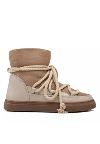Beige suède en leren enkellaarsjes met een ronde neus, voorzien van een gestructureerde bovenkant, dikke gevlochten touwveters en een rubberen zool.