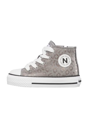 Sneakers alte grigie con lacci bianchi, punta bianca, suola spessa bianca e patch logo circolare sul lato con la lettera N.