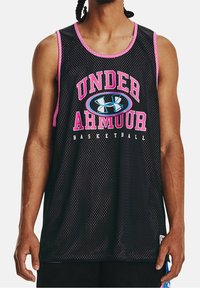 Mužský torzo oblečené v černém síťovaném basketbalovém dresu s růžovými detaily a logem "Under Armour Basketball" na hrudi.