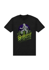 Sort T-shirt med et grafisk print af en siddende figur i en stribet dragt, med teksten "Beetlejuice" i grønt, detaljeret mod en lila cirkel.