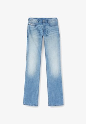 Vaqueros rectos de denim de color azul claro, con un acabado desgastado, diseño de cinco bolsillos y detalles de costura visibles a lo largo de las costuras.