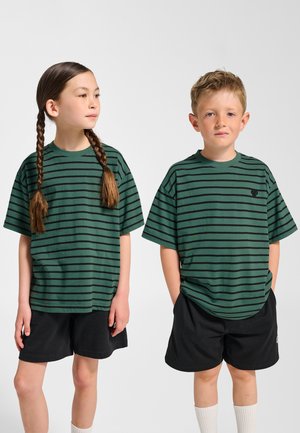 Groen gestreepte T-shirts gemaakt van katoen, met korte mouwen en een ronde hals, gecombineerd met zwarte shorts. Opvallend logo op de shirts.