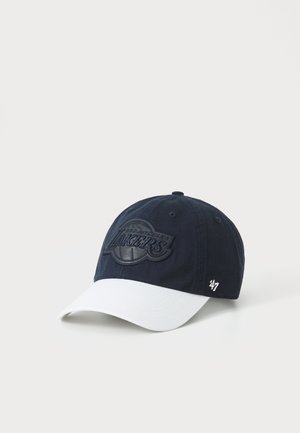Casquette bleu marine et blanche des Los Angeles Lakers avec une visière incurvée et le logo de la marque '47 sur le côté, affichée sur un fond clair uni.