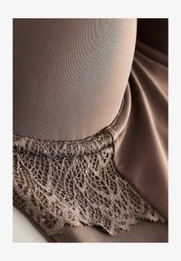 Odabrano, chocolate nude