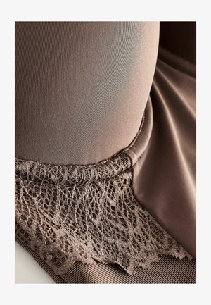 Brązowy body z koronką, wykonane z gładkiego materiału, z delikatnym koronkowym wykończeniem przy dekolcie i wzorzystą krawędzią, podkreślającą fakturę i styl.