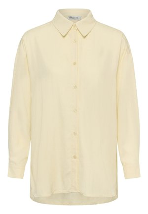 Hosszú ujjú, világos sárga, gombos ing hegyes gallérral és hét gombbal elöl, fehér háttéren, laposan kiterítve.
