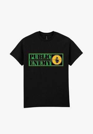 Černé bavlněné tričko s krátkým rukávem a kulatým výstřihem, zdobené zeleným a žlutým grafickým textem "PUBLIC ENEMY" a žlutým terčovým symbolem.