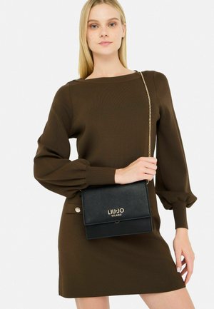 Borsa a spalla in pelle nera con hardware dorato, dotata di chiusura a pattina e del logo "LIU-JO MILANO" impresso sul davanti.