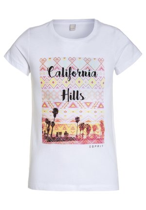 Camiseta blanca de manga corta con patrones geométricos coloridos, siluetas de palmeras y texto "California Hills" impreso en el frente.