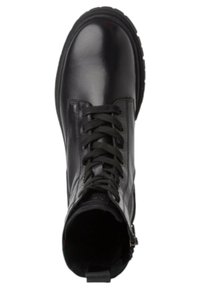 Bottine en cuir noir avec bout rond, fermeture à lacets à l'avant et fermeture éclair sur le côté. Présente une finition texturée et une semelle épaisse et robuste.