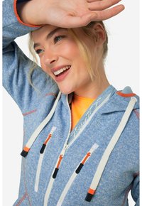 Blå zip-up jacka med orangea och svarta detaljer, med en texturerad tyg, justerbara snören och flera fickor med dragkedja.