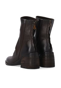 Hnědé kožené kotníkové boty s zužujícím se podpatkem, zapínáním na zip vzadu, hladkou texturou a zaoblenou špičkou.