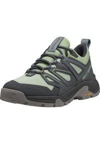 Zelené a šedé turistické boty vyrobené z materiálů s mezivrstvou a gumou, s tlustou podrážkou, vyztuženým špičkou a nastavovacími tkaničkami.