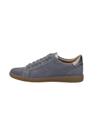 Sneaker grigio in suede con un elegante accento metallico sul tallone, punta arrotondata e suola texturizzata. Presenta lacci piatti e dettagli di cucitura sottili.