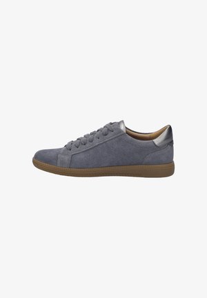 Grijze suède sneaker met een gladde metallic hakaccent, ronde neus en gestructureerde buitenzool. Heeft platte veters en subtiele stikseldetails.