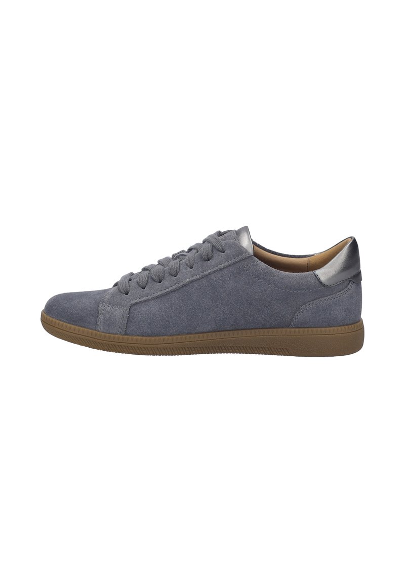 Sneaker grigio in suede con un elegante accento metallico sul tallone, punta arrotondata e suola texturizzata. Presenta lacci piatti e dettagli di cucitura sottili.