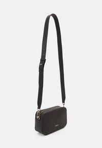 Czarna skórzana torba typu crossbody z złotymi akcentami, prostokątny kształt, teksturowane wykończenie oraz regulowany pasek. Posiada podwójny zamek błyskawiczny.