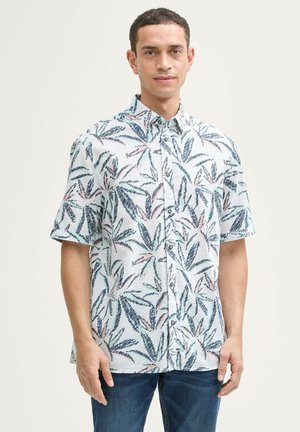Chemise à manches courtes avec boutons, dotée d'une base blanche, d'un motif de feuilles bleues et roses, et d'un col classique. Fabriquée en tissu léger.