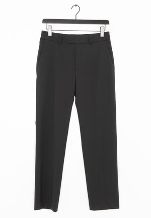 Czarne, dopasowane spodnie wizytowe z szlufkami i bocznymi kieszeniami, wiszące na czarnym wieszaku na białym tle.