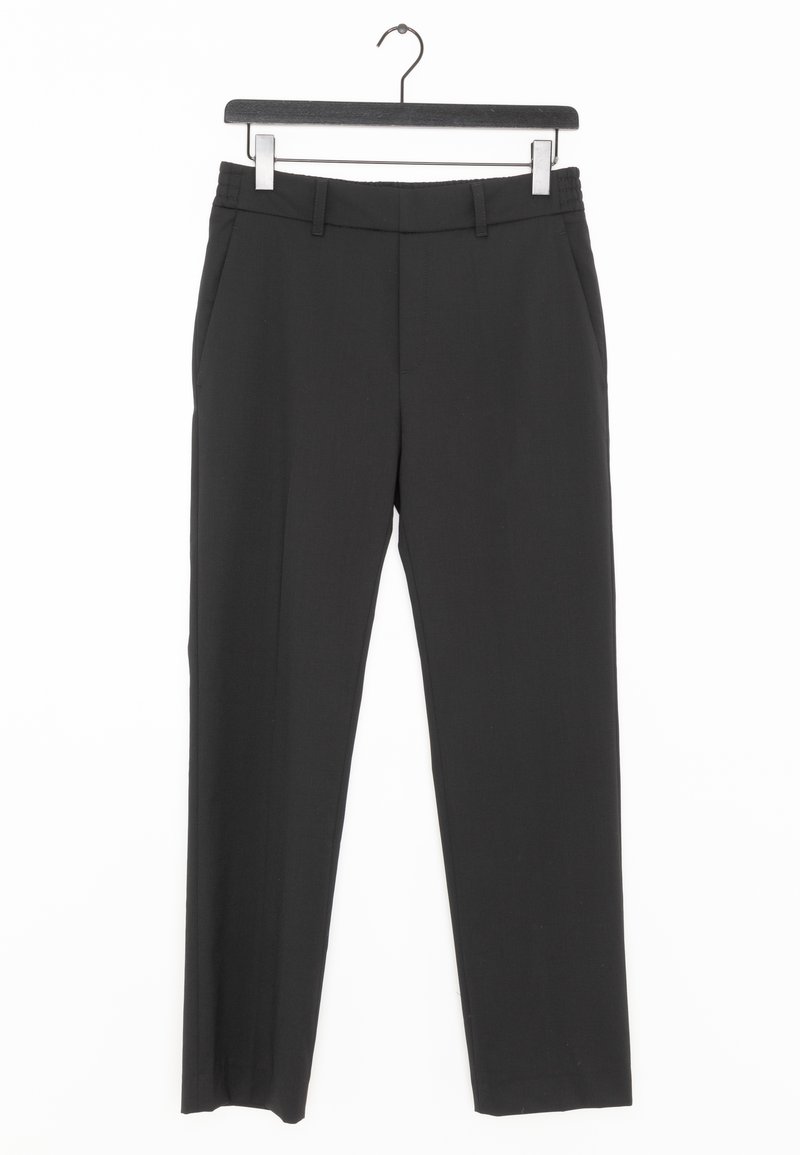 Pantalon de costume noir sur mesure avec passants pour ceinture et poches latérales, suspendu sur un cintre noir sur fond blanc.