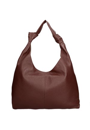 Borsa a spalla in morbido cuoio marrone con un ampio scomparto principale e un manico a tracolla annodato su sfondo bianco.