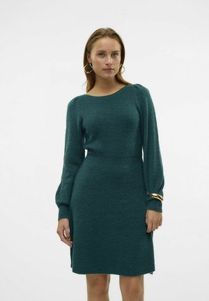 Robe en tricot teal avec de longues manches bouffantes, un col rond et une taille cintrée. Elle présente une texture côtelée et une jupe décontractée.