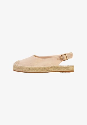 Beige vævet espadrilles med flad sål, lukket tå, åben hæl og justerbar ankelrem med guldbeslag.