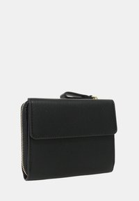 Portafoglio in pelle nera con finitura texturizzata, chiusura a zip e pattina. Presenta una piccola tracolla per un facile trasporto. Forma rettangolare compatta.