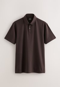 Polo à manches courtes marron foncé avec col et un bouton visible, présenté sur un fond clair uni.