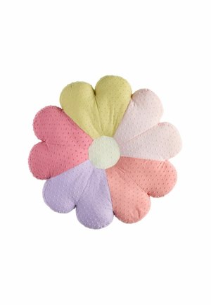 Okrúhly mäkký vankúš v tvare kvetu s ôsmimi farebnými okvetnými lístkami v pastelovej ružovej, žltej, fialovej a broskyňovej farbe na bielom pozadí.