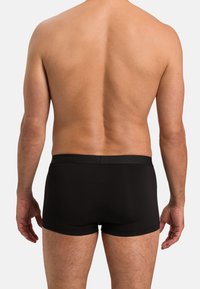 Svarta boxerkalsonger med en mjuk elastisk midjeband, som har en slät, figurnära design och en enkel skärning, lämpliga för vardagsbruk.