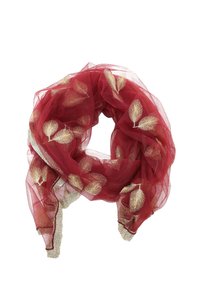 Foulard rosso trasparente con ricami di foglie dorate e un bordo argentato. Texture morbida e leggera, drappeggiato in una forma circolare.
