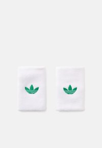 Pulseiras de pulso de algodão branco em toalha com logótipo trefoil bordado em verde. Textura suave, ligeiramente elástica, forma retangular.