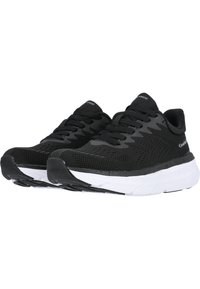 Des chaussures de sport noires en mesh respirant, dotées d'un dessus texturé, d'une semelle intermédiaire blanche et d'un motif de semelle distinct pour une meilleure traction.