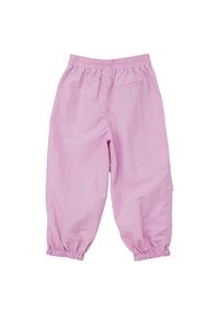 Pantalons rose clair à taille élastique avec une coupe décontractée, des poignets fuselés et une poche arrière unique. Fabriqués en tissu léger.