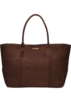 Braune Wildleder-Shopper-Tasche mit zwei Griffen und Steve Madden-Logo in kleinen goldenen Buchstaben oben in der Mitte.