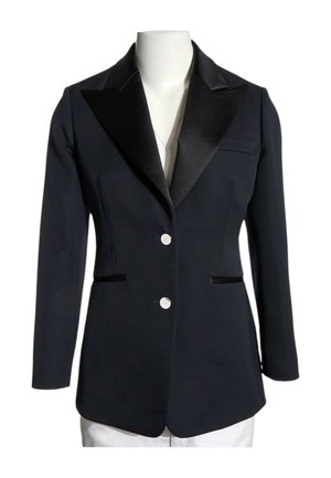 Zwarte getailleerde blazer met satijnen pieklapels, twee witte knopen en voorpaspelzakken op een wit mannequintorso.