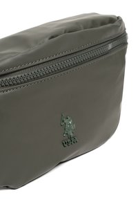 Borsa verde oliva realizzata in materiale liscio, con chiusura con cerniera e logo in rilievo sul davanti. Forma arrotondata con un design elegante.