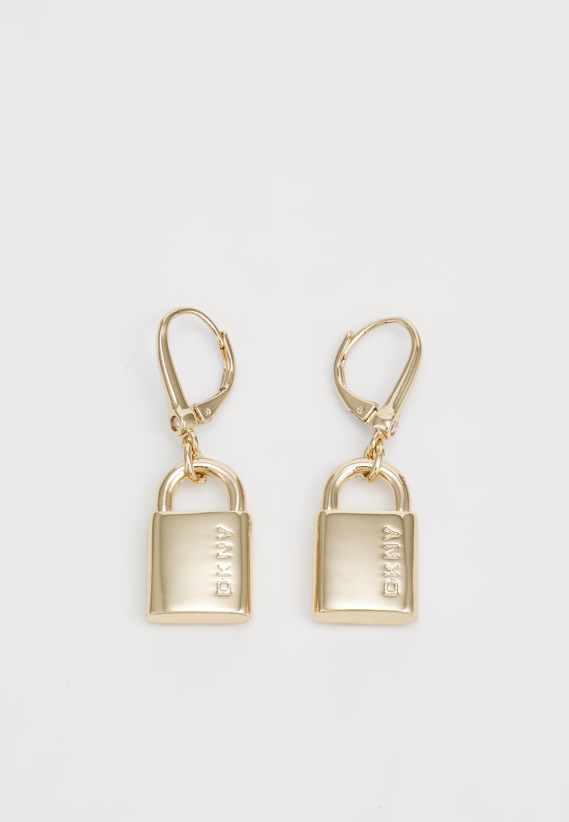 Boucles d'oreilles dorées avec un design de serrure et une finition polie. Les crochets sont de style leverback, garantissant un port sécurisé.