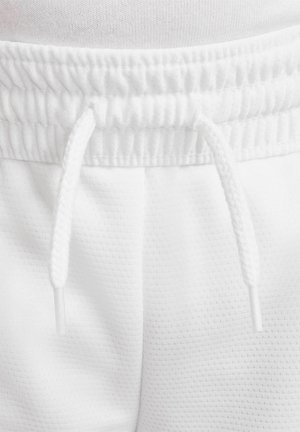 Κοντινή λήψη λευκού υφασμάτινου σορτς με ελαστική μέση και λευκά πλεχτά κορδόνια δ εμένα μπροστά.