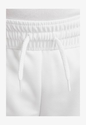 Prim-plan cu pantaloni scurți albi texturați, cu talie elastică și șnururi albe împletite legate în față.