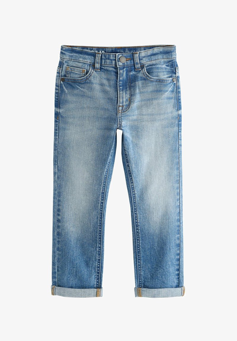 Blau ausgewaschene Denim-Jeans mit umgeschlagenen Säumen, vorderem Knopf und Reißverschluss, vorderen Taschen und Gürtelschlaufen auf weißem Hintergrund.