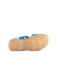 Blauwe sandaal met een zachte, gestructureerde bovenkant, uitsparingsontwerp en een beige rubberen zool met een gladde, ronde vorm en grip patroon.