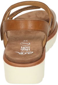 Sandalias de cuero marrón con una plantilla de ante suave, que cuentan con múltiples correas y una suela ligera de plataforma blanca. Talla del modelo 37.