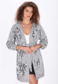 Grijze, fuzzy cardigan met glinsterende sequins, open voorkant, lange mouwen en een strikceintuur. Textuurafwerking en variërende reflecterende accenten.