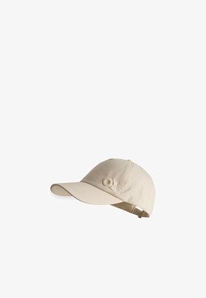 Beige baseballpet met gebogen klep en verstelbare band, voorzien van een klein gegraveerd rond logo op het voorste linker paneel.