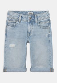 Shorts de mezclilla azul claro con detalles desgastados, diseño de cinco bolsillos y dobladillos enrollados que presentan una franja contrastante.
