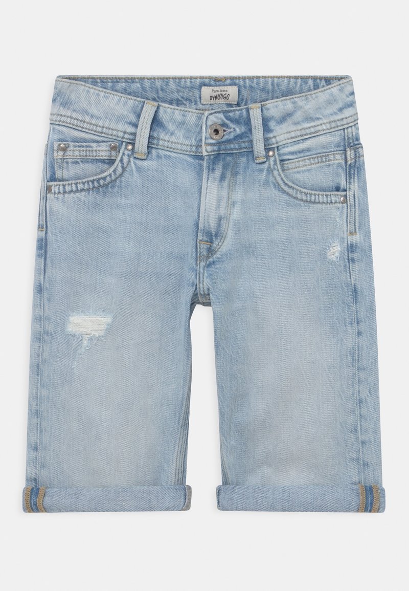 Shorts de mezclilla azul claro con detalles desgastados, diseño de cinco bolsillos y dobladillos enrollados que presentan una franja contrastante.